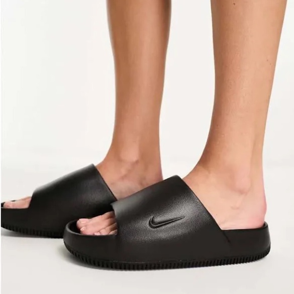 Nike UNISEX Calm sliders in Grey